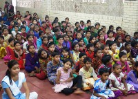 Shromáždění dětí v Dětském domově Savar.