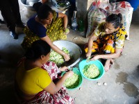 Ženy připravují jídlo dětem v dětském domově.