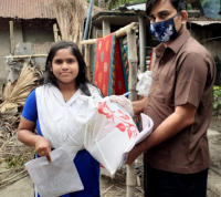 Bangladéšská dívka přijímá balík s potravinami