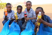 Rozdávání potravinové pomoci pro nejchudší rodiny školáků v Burkině Faso