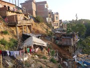 Slum na strmém svahu u řeky v severoindickém Dehradunu. Zde žije mnoho rodin dětí z programu dálkové adopce.