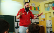 Pavel Kotouček, lektor programu Zdravá mládež, debatuje s dětmi o šikaně.