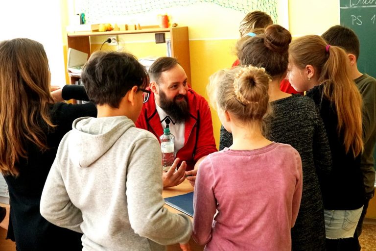Lektor Pavel Kotouček je v obležení dětí i o přestávce.