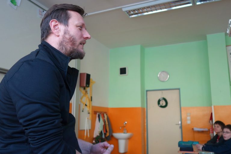 Lektor při preventním programu probírá s dětmi škodlivost kouření.
