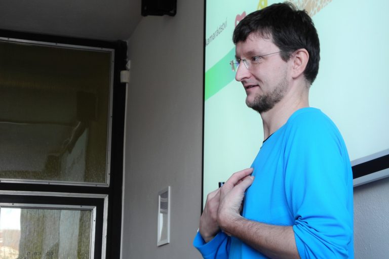 Lektor Miloslav Fanta při programu.