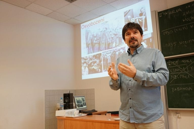 Lektor Radek Hejret přednáší o hrůzách holocaustu.