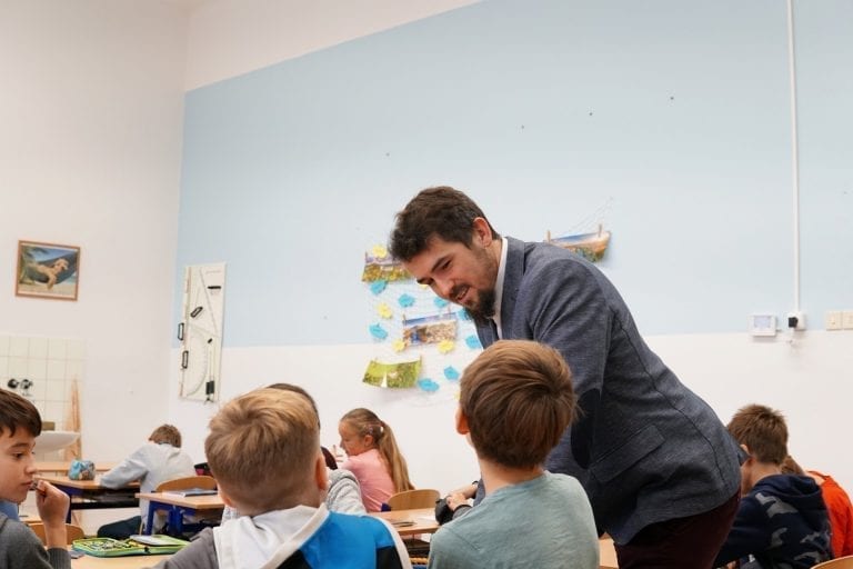 Lektor odpovídá na zvídavé dotazy školáků.