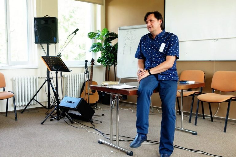Hovoří lektor Martin Stavjaník.
