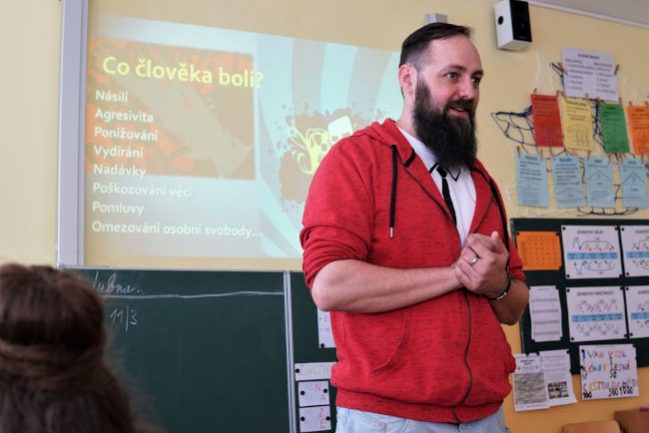 Lektor Pavel Kotouček zaujatě přednáší.