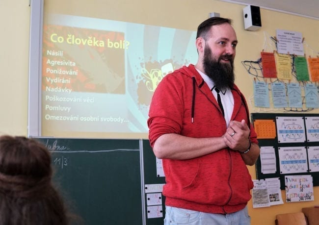 Lektor Pavel Kotouček zaujatě přednáší.