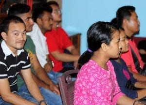 Studenti biblických škol při přednášce.