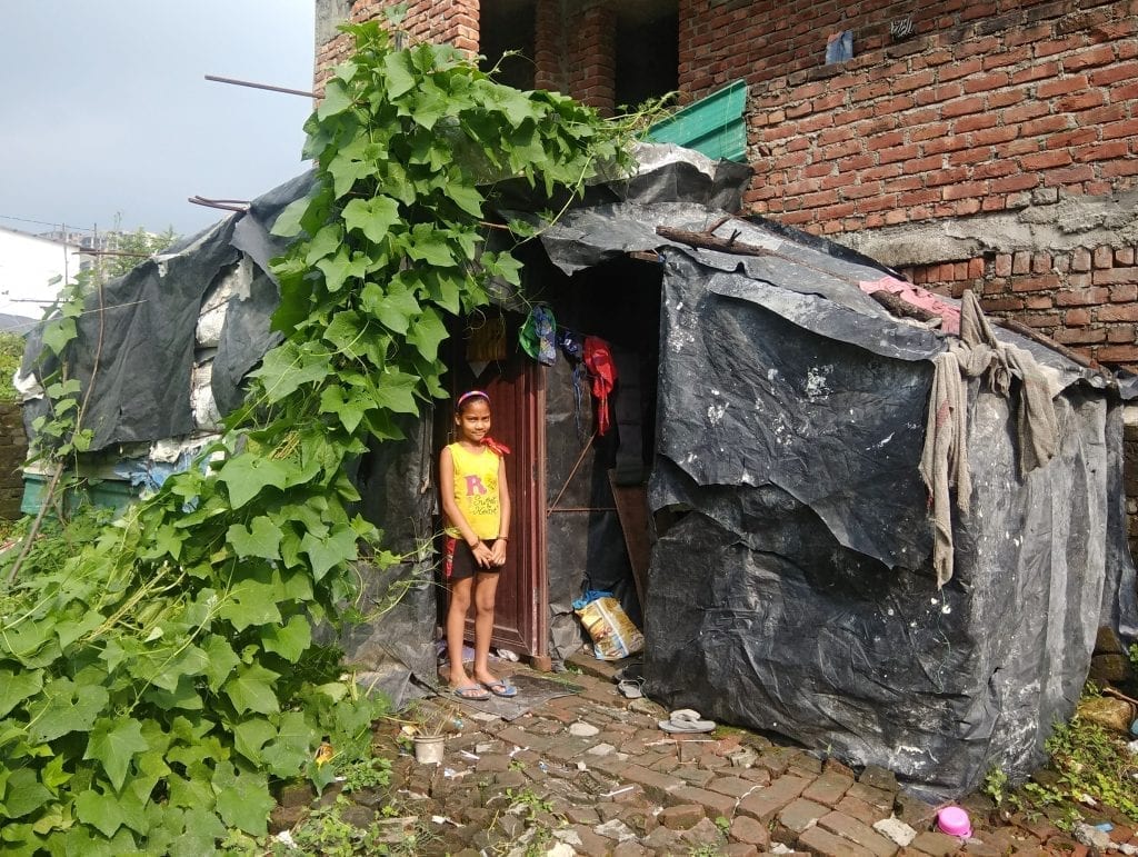 Budka o jedné místnosti se stěnami z odpadních materiálů – tak vypadá většina obydlí obyvatel dehradunského slumu.