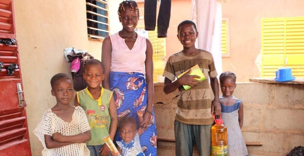Rodiny v sociálních bytech pro velmi chudé obyvatele Burkiny Faso.