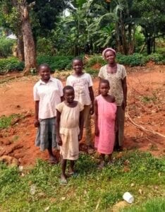 Ugandská matka a čtyři děti.