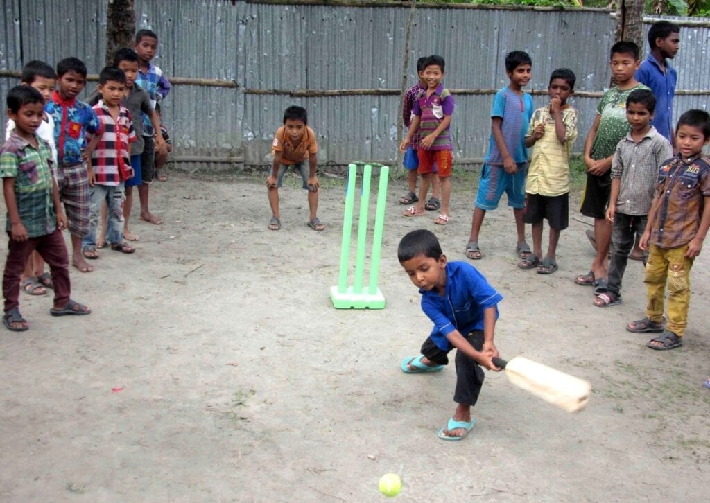 Chlapci hrají kriket.