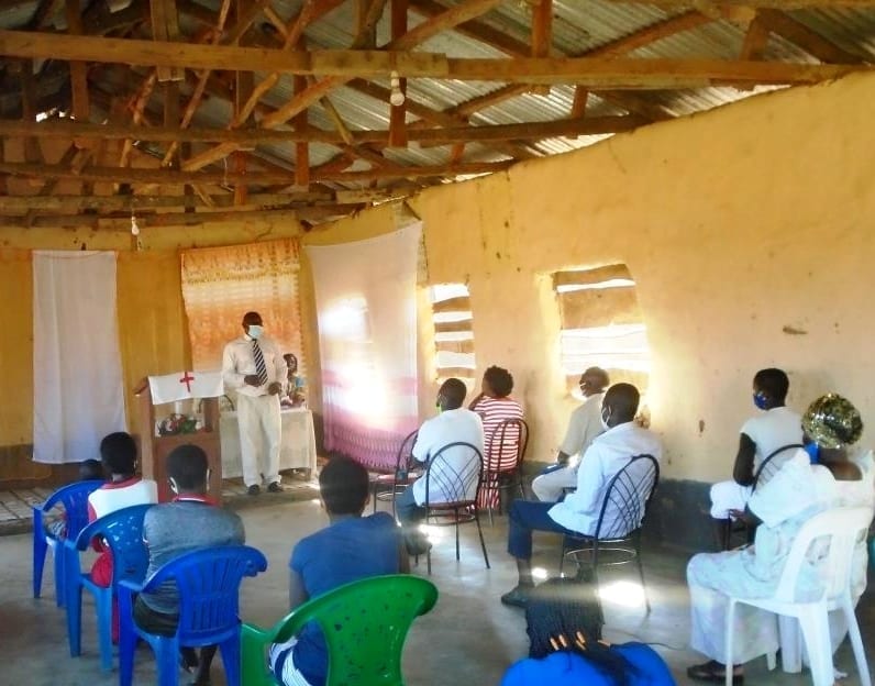 Bohoslužba v křesťanské modlitebně v Ugandě.