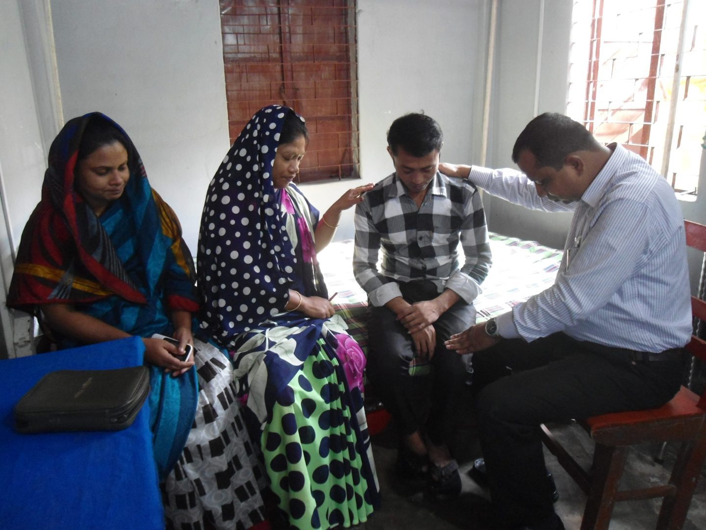 Terénní duchovní pracovník v Bangladéši věnuje lidem svůj čas a doprovází je modlitbou.