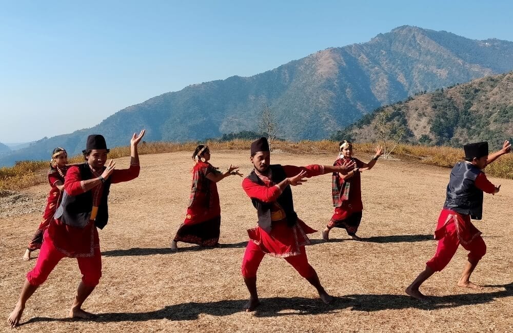 Mládež tančící v tradičních nepálských oděvech u příležitosti oslavy Vánoc.