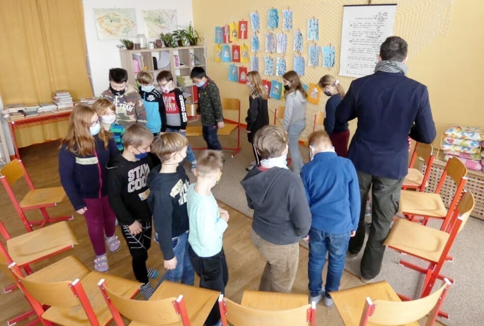 Děti s lektorem při společné „rozehřívací“ aktivitě.