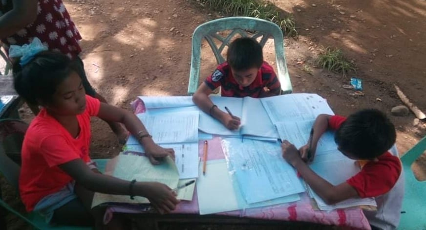 Mnoho dětí se teď na Filipínách učí samostudiem.