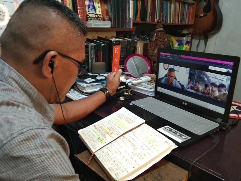 Filipínští terénní duchovní pracovníci prakticky pomáhají lidem kolem sebe a povzbuzují je.