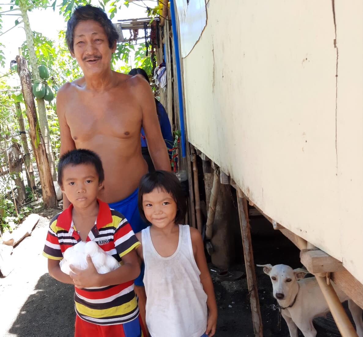 Filipínský otec dvou malých dětí září nad darovanými vajíčky radostí.