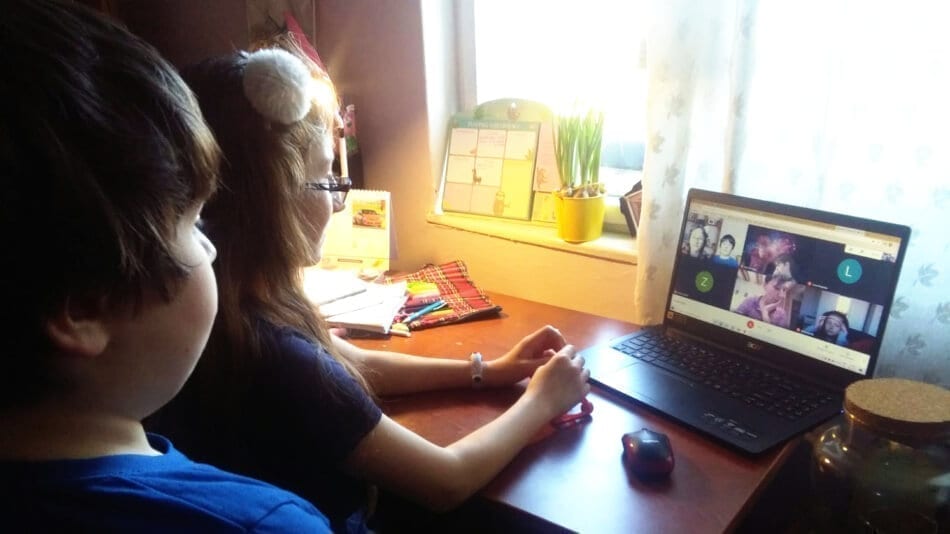 Děti poslouchají online program lektorky.