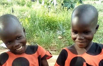 Děti z Jižního Súdánu se tetelí radostí, že mohou do školy.
