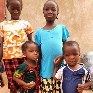 Děti z chudých rodin v Burkině Faso žijí z ruky do úst.