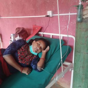 Návštěva pacientky v nepálské nemocnici.