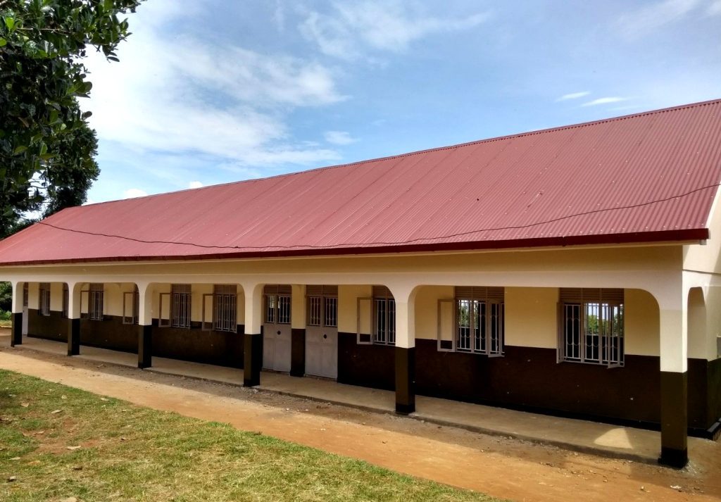 Ztichlý dvůr a učebny základní školy v Kiyindi dočasně zavřené kvůli pandemii.