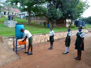 Ne všechny školy v Ugandě jsou schopné zajistit pro své žáky hygienu rukou.
