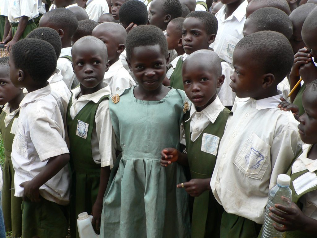 Žáčci škol organizace International Needs v Ugandě.