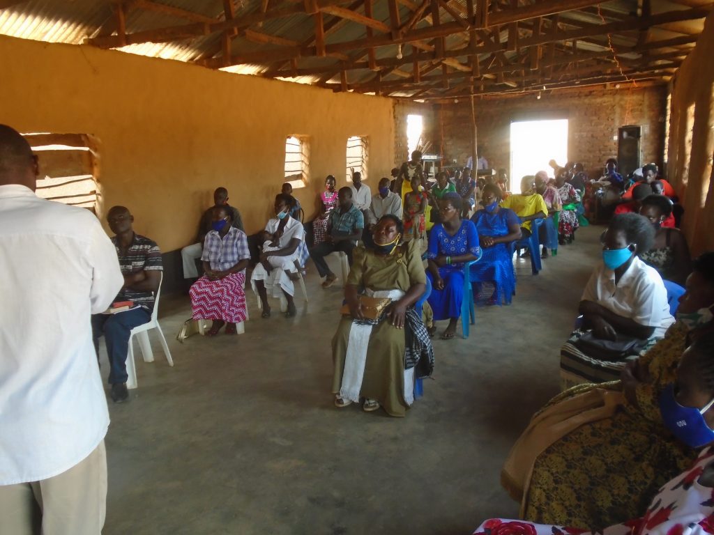 Pohled do křesťanské modlitebny v Ugandě, nezvykle poloprázdné kvůli nutnosti sociálních rozestupů.