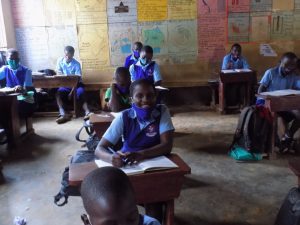 Třída sedmáků v ugandské škole International Needs.
