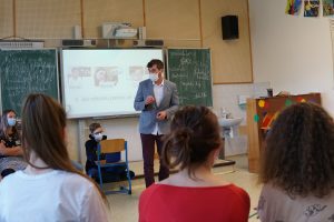 Studenti poslouchají program lektora Petra Kadlece o závislostech.