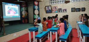 Zábavná online výuka angličtiny v dětském domově Savar.