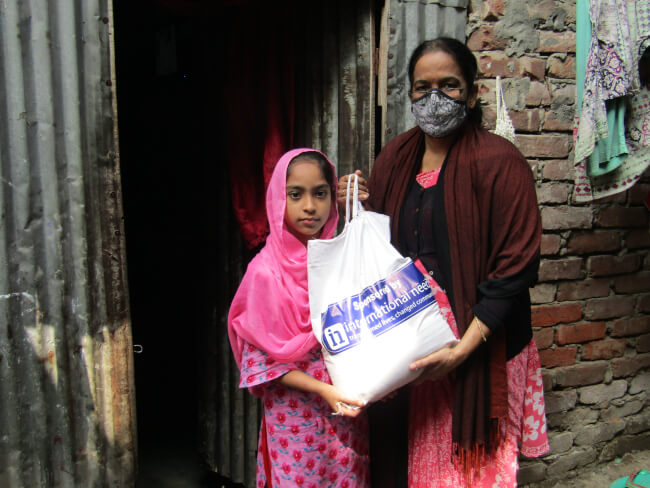 Žáci škol organizace International Needs v Bangladéši dostávají každý měsíc pro svou rodinu balík trvanlivých potravin.