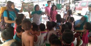 Děti během programu spojeného s předáváním potravinové pomoci.