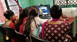 Učitelé vyučují děvčata online přímo ze svých domovů.