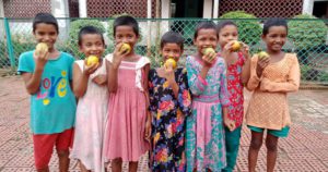 Děvčátka z dětského domova Savar se těší na ochutnání nových druhů sezónního ovoce.