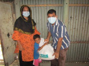 Jedna z obdarovaných rodin v okrese Manikgonj, která má díky českým dárcům balík trvanlivých potravin asi na měsíc.
