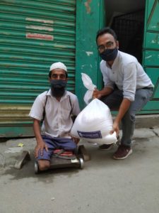 Bez potravinové pomoci nezbývá lidem než neúspěšně žebrat v ulicích Dháky.