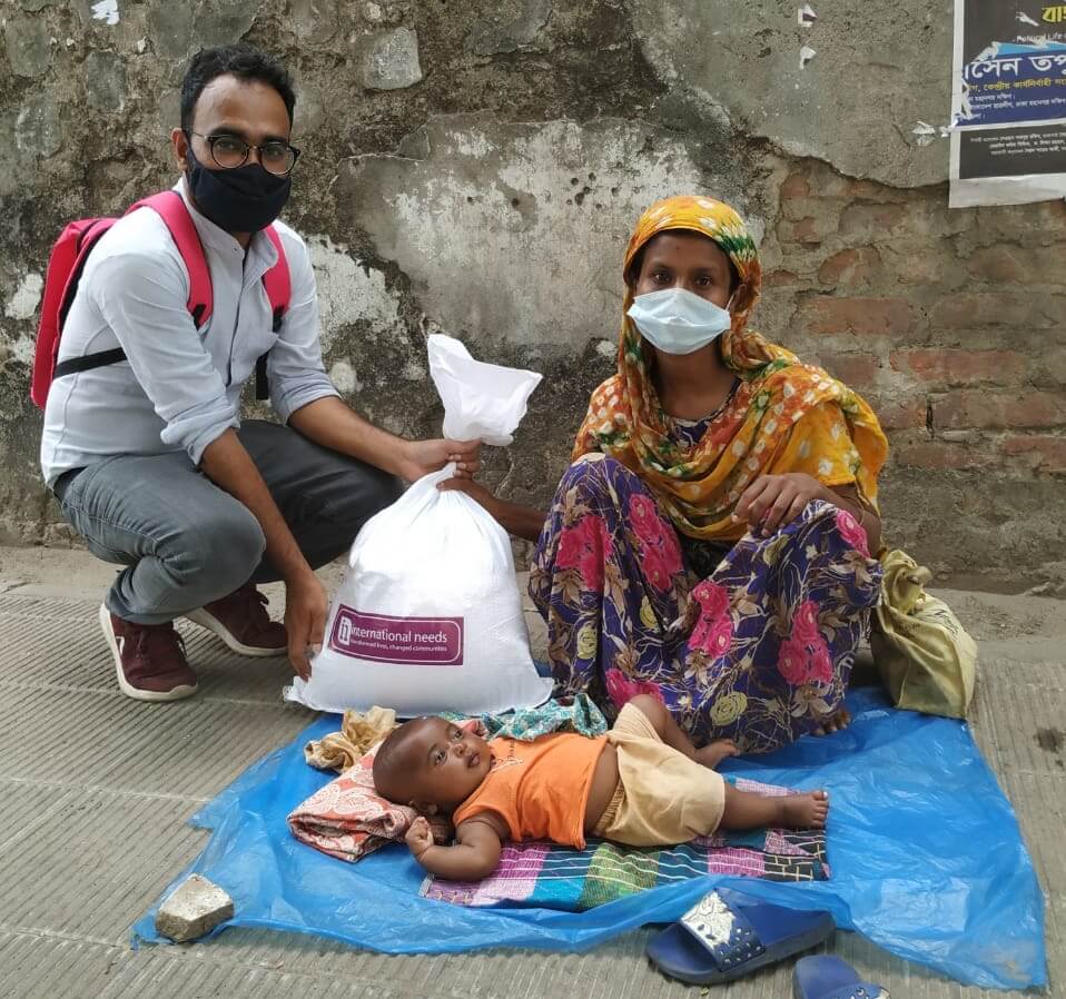 Pandemie položila na chudé obyvatele Bangladéše trápení jako černý stín. Pomáhají jim však potravinové balíky z darů českých dárců.