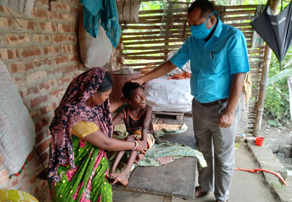 Chudí lidé v Bangladéši často nemají prostředky na léčbu zranění a nemocí. Modlitby jsou tak jejich jediná šance na úlevu od trápení.