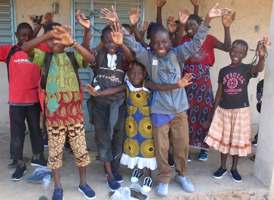 Děkujeme dárcům za jásavou radost burkinských dětí z darovaných nových bot.