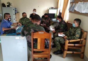 Skupina zaměstnanců v armádě studuje Bibli.