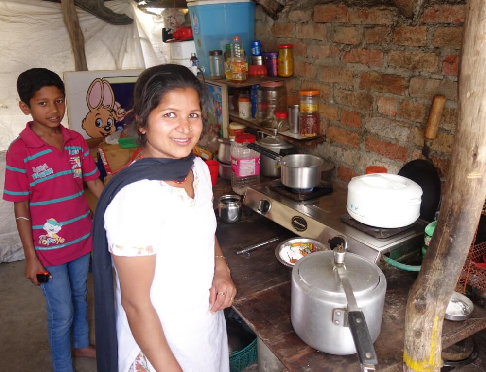 Pohled do kuchyně v domku v indickém slumu.