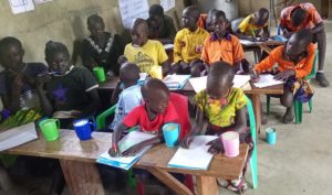 Vyučování pro sirotky ve vesnické škole v Jižním Súdánu