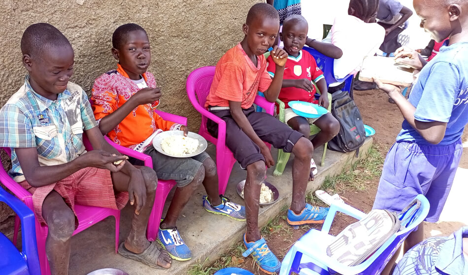 Pro sirotky v Jižním Súdánu znamená škola nový život zahrnující také pravidelnou stravu.